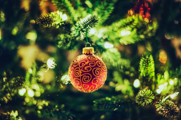 How Purchasing a Prelit Artificial Christmas Tree Can Brighten Your Home